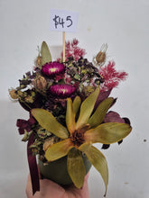 Load image into Gallery viewer, Dried Arrangements and Wall Hanging